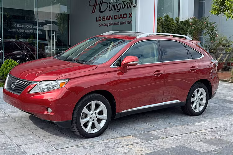 Những chiếc Lexus RX350 tại Việt Nam lần đầu cập bến vào năm 2009 và được nhiều đại gia Việt ưa thích không chỉ vì ngoại hình sang trọng mà còn bởi độ bền cao, ít hỏng hóc và chi phí bảo dưỡng rẻ hơn các đối thủ cùng thời.