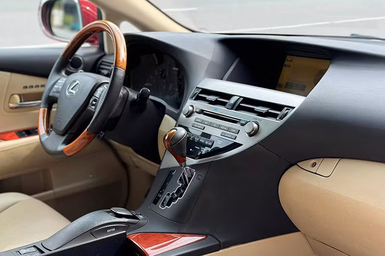 Những chiếc xe đã qua thời gian sử dụng nhưng vẫn giữ được vẻ ngoài như mới là một chỉ dấu cho chất lượng vượt trội của dòng xe này. Nội thất xe chủ yếu là màu đen sang trọng, điểm xuyết bằng những chi tiết ốp gỗ tinh tế tạo nên cảm giác cao cấp, hiện đại. 