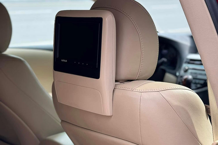 Xe còn có hệ thống âm thanh Mark Levinson 15 loa cao cấp, cung cấp chất lượng âm thanh tuyệt hảo, đặc biệt thích hợp cho những ai yêu thích âm nhạc trong khi lái xe. Các tiện ích khác bao gồm cửa gió điều hòa riêng biệt cho hàng ghế sau, nút khởi động thông minh và màn hình giải trí LCD cỡ lớn, giúp tăng cường sự thoải mái và trải nghiệm giải trí trên mỗi chuyến đi.