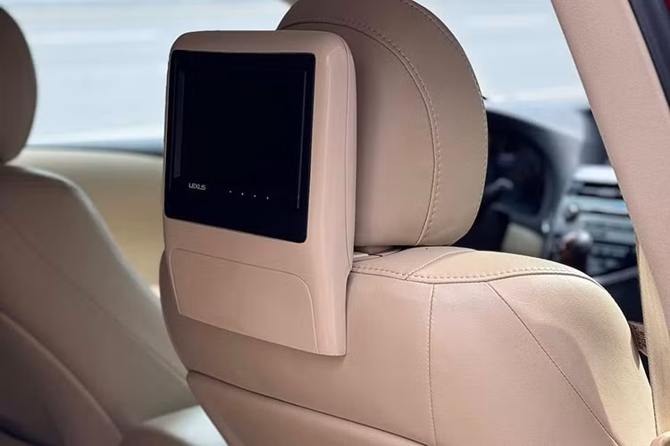 Xe còn có hệ thống âm thanh Mark Levinson 15 loa cao cấp, cung cấp chất lượng âm thanh tuyệt hảo, đặc biệt thích hợp cho những ai yêu thích âm nhạc trong khi lái xe. Các tiện ích khác bao gồm cửa gió điều hòa riêng biệt cho hàng ghế sau, nút khởi động thông minh và màn hình giải trí LCD cỡ lớn, giúp tăng cường sự thoải mái và trải nghiệm giải trí trên mỗi chuyến đi.