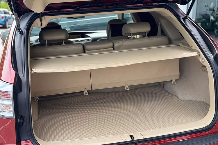 Mẫu xe này còn được trang bị hệ thống an toàn tiên tiến, bao gồm 6 túi khí, hệ thống kiểm soát chống trượt, hệ thống cân bằng điện tử VSC, chống bó cứng phanh ABS và hỗ trợ lên dốc HAC. Những tính năng này giúp tăng cường độ an toàn cho người lái và hành khách trong mọi điều kiện lái xe.