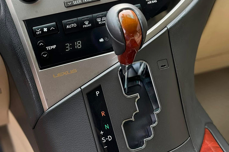 Về động cơ, Lexus RX 350 2010 được trang bị khối động cơ V6 3.5L mạnh mẽ, cho công suất cực đại lên tới 275 mã lực và mô-men xoắn tối đa 370 Nm. Hộp số tự động 6 cấp giúp xe vận hành mượt mà, phù hợp với cả những chuyến đi dài hay di chuyển trong thành phố.