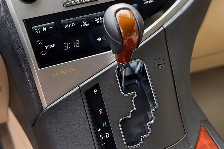 Về động cơ, Lexus RX 350 2010 được trang bị khối động cơ V6 3.5L mạnh mẽ, cho công suất cực đại lên tới 275 mã lực và mô-men xoắn tối đa 370 Nm. Hộp số tự động 6 cấp giúp xe vận hành mượt mà, phù hợp với cả những chuyến đi dài hay di chuyển trong thành phố.