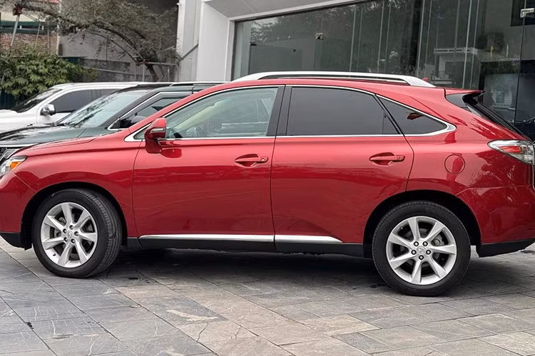 Mới đây trên thị trường xe cũ Việt, một chiếc Lexus RX350 đời 2010 đang được rao bán với mức giá khoảng hơn 800 triệu đồng và đã di chuyển khoảng hơn 12 vạn kilomet. Tại thời điểm 2010, mẫu xe này có giá khoảng 3 tỷ đồng. Do đó, theo tính toán, dù đã trải qua gần 10 năm sử dụng, mẫu xe giữ được khoảng 26% giá trị.