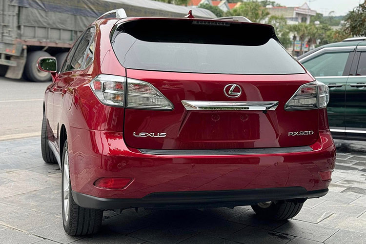 Dù đã có mặt từ năm 2010, Lexus RX 350 vẫn là một lựa chọn hấp dẫn đối với những ai tìm kiếm một chiếc SUV hạng sang với mức giá hợp lý. Đặc biệt đây là một mẫu xe sang Nhật sang trọng, tiện nghi và độ bền cao đã được nhiều người dùng kiểm chứng qua nhiều năm.