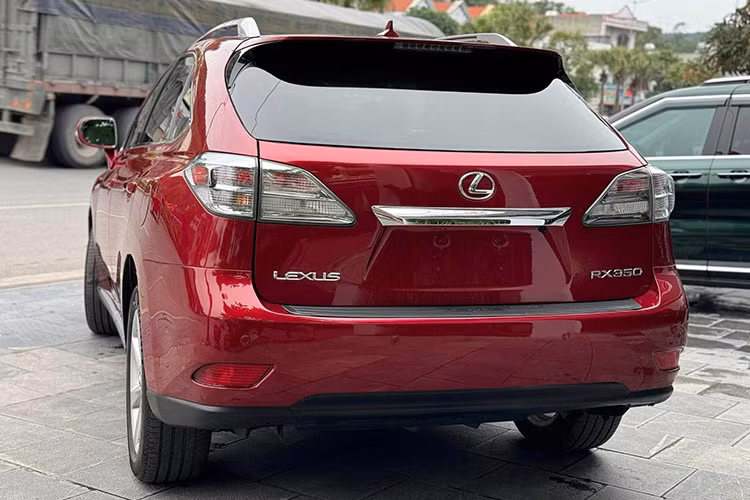 Dù đã có mặt từ năm 2010, Lexus RX 350 vẫn là một lựa chọn hấp dẫn đối với những ai tìm kiếm một chiếc SUV hạng sang với mức giá hợp lý. Đặc biệt đây là một mẫu xe sang Nhật sang trọng, tiện nghi và độ bền cao đã được nhiều người dùng kiểm chứng qua nhiều năm.