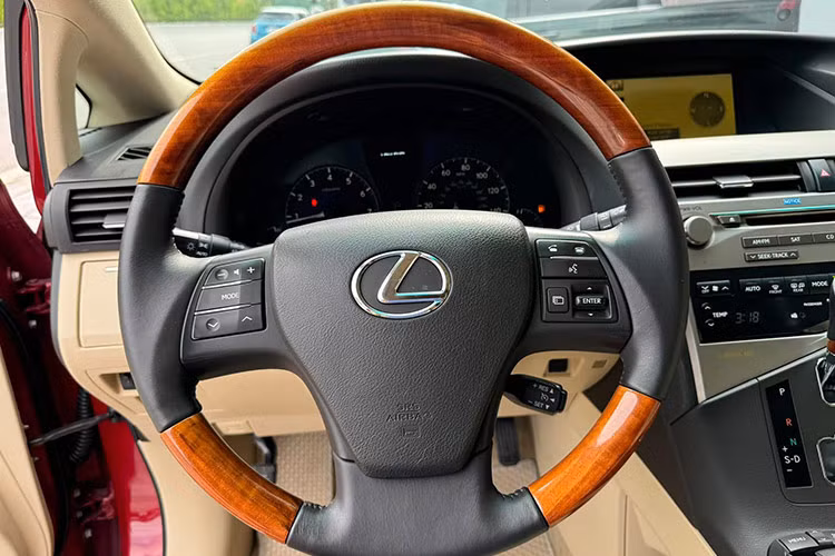 Vì đã sử dụng gần 14 năm, phần da ghế trong xe có xuất hiện một số nếp nhăn nhẹ nhưng vẫn không có dấu hiệu rách hay xuống cấp nghiêm trọng. Điều này cho thấy chất lượng gia công và vật liệu của Lexus rất bền bỉ theo thời gian.