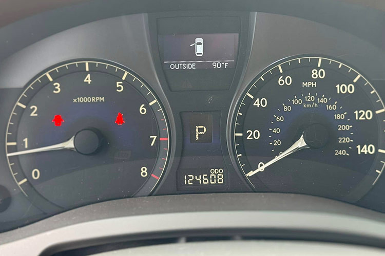 Mặc dù có mặt từ lâu, RX 350 2010 vẫn sở hữu khá nhiều tiện nghi hiện đại, đặc biệt đối với một chiếc xe hạng sang ở thời điểm cách đây tới 14 năm. Xe được trang bị ghế lái và ghế phụ chỉnh điện nhiều hướng, mang lại sự tiện lợi tối đa cho người sử dụng. Vô lăng ốp gỗ tích hợp phím chức năng...