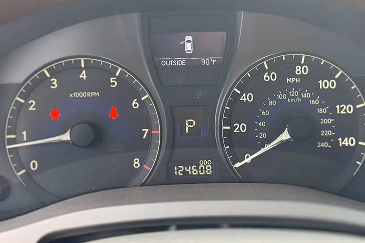 Mặc dù có mặt từ lâu, RX 350 2010 vẫn sở hữu khá nhiều tiện nghi hiện đại, đặc biệt đối với một chiếc xe hạng sang ở thời điểm cách đây tới 14 năm. Xe được trang bị ghế lái và ghế phụ chỉnh điện nhiều hướng, mang lại sự tiện lợi tối đa cho người sử dụng. Vô lăng ốp gỗ tích hợp phím chức năng...