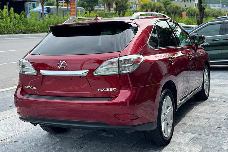 Chiếc Lexus RX350 2010 chạy tới 14 năm này sở hữu ngoạ thất màu đỏ mận và theo chủ nhân quảng cáo vẫn giữ được vẻ ngoài sang trọng và độ bền ấn tượng. Bề ngoài của xe vẫn giữ được độ bóng đẹp, không có vết xước hay trầy xát lớn.
