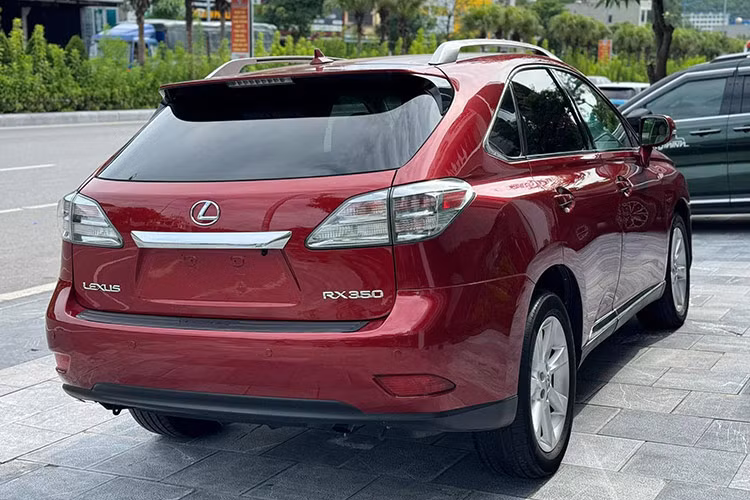 Chiếc Lexus RX350 2010 chạy tới 14 năm này sở hữu ngoạ thất màu đỏ mận và theo chủ nhân quảng cáo vẫn giữ được vẻ ngoài sang trọng và độ bền ấn tượng. Bề ngoài của xe vẫn giữ được độ bóng đẹp, không có vết xước hay trầy xát lớn.