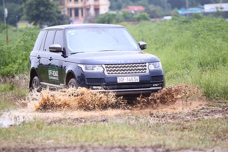 Ngoài ra, các khách hàng còn được khám phá hệ thống treo khí nén (Air Suspension) của xe sang Land Rover khi hoạt động trong các điều kiện địa hình lồi lõm, sình lầy, trơn trượt, cách sử dụng hộp số ở tốc độ cao hoặc thấp (Low &amp; High Range Gears) khi leo dốc và đổ dốc, hệ thống kiểm soát địa hình (All Terrain Progress Control).