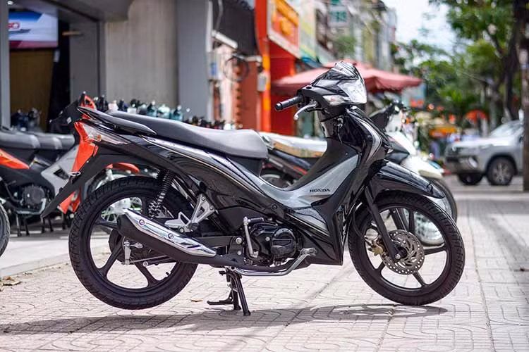 Không chỉ đắt hơn các phiên bản phân phối tương ứng tại thị trường Việt Nam, Wave nhập Thái còn đắt hơn rất nhiều so với mức giá niêm yết của Honda Thái Lan. Khi mà Wave 125i có giá 54.300 baht (khoảng 36,7 triệu đồng), còn Wave 110i có giá bán 37.100 baht (khoảng 25 triệu đồng).