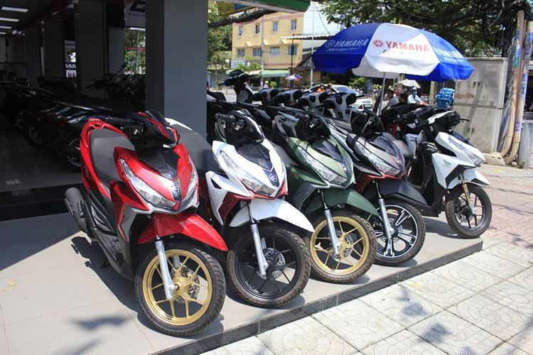  Honda Click 125i Tại Thái Lan, mức giá xe Honda Click 125 niêm yết từ 51.900 baht - khoảng 35,3 triệu đồng khi quy đổi ra tiền Việt. Tuy nhiên, mẫu tay ga này được đưa về Việt Nam với mức giá đại lý hiện khoảng 73 - 75 triệu đồng, gấp đôi so với giá tại Thái Lan, và chưa bao gồm các chi phí về thuế trước bạ cũng như đăng ký, bảo hiểm xe. 