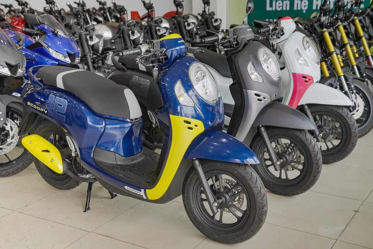  Honda Scoopy Tại Thái Lan, Honda Scoopy nằm trong phân khúc tay ga giá rẻ với giá niêm yết 49.600 baht (khoảng 33,6 triệu đồng). Nhưng tại các đại lý xe nhập máy khẩu Việt Nam luôn giữ vững ở mức từ 75 - 80 triệu đồng. Cũng là Scoopy với các trang bị không khác biệt, thì Scoopy nhập Indonesia lại có giá chỉ khoảng 35 triệu đồng - chỉ đắt hơn chút so với giá niêm yết tại Indonesia là 21.975.000 rupiah (khoảng gần 34 triệu đồng).