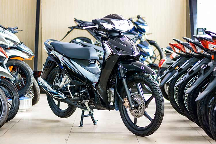  Honda Wave 110i và 125i nhập Thái Honda Wave Thái luôn là một trong những dòng xe số được nhiều người ưa chuộng. Tuy có nhiều đặc điểm giống với Wave và Future phân phối tại Việt Nam nhưng mức giá lại đắt hơn nhiều. Cụ thể giá Wave 125i nhập Thái hiện có giá bán tới 86 triệu đồng, còn Wave 110i nhập Thái sau nhiều lần giảm giá thì vẫn ở mức 55 triệu đồng. 