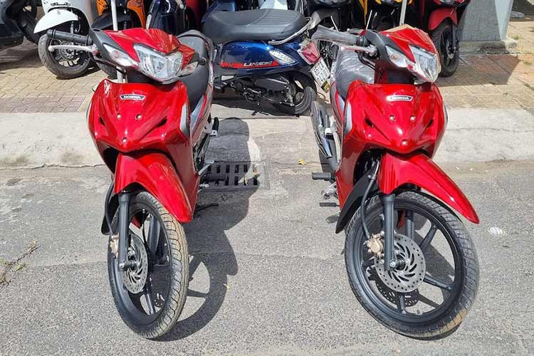 Trong khi các trang bị của Wave 125i nhập Thái không khác biệt so với Honda Future 125i phân phối tại Việt Nam. Xe đều sử dụng hệ thống đèn pha LED, cụm đồng hồ analog, ổ khóa 4 trong 1 và khối động cơ xy lanh đơn dung tích 125cc, làm mát bằng không khí, có phun xăng điện tử.