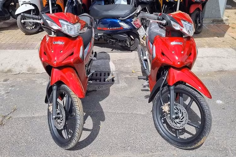 Trong khi các trang bị của Wave 125i nhập Thái không khác biệt so với Honda Future 125i phân phối tại Việt Nam. Xe đều sử dụng hệ thống đèn pha LED, cụm đồng hồ analog, ổ khóa 4 trong 1 và khối động cơ xy lanh đơn dung tích 125cc, làm mát bằng không khí, có phun xăng điện tử.