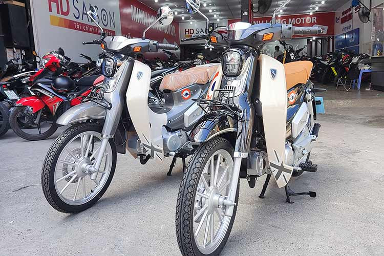 “Bộ đôi” này bắt đầu gia nhập thị trường Việt Nam vào hồi tháng 4/2022 thông qua một số đại lý chuyên kinh doanh xe máy nhập khẩu với mức giá bán từ 35,5 triệu đồng ở GPX Rock 110 và 36,5 triệu đồng ở PopZ 110. Như vậy có thể thấy, khi về Việt Nam, cả hai mẫu xe này bị đội cao hơn gần 10 triệu đồng so với giá bán tại Thái Lan. 