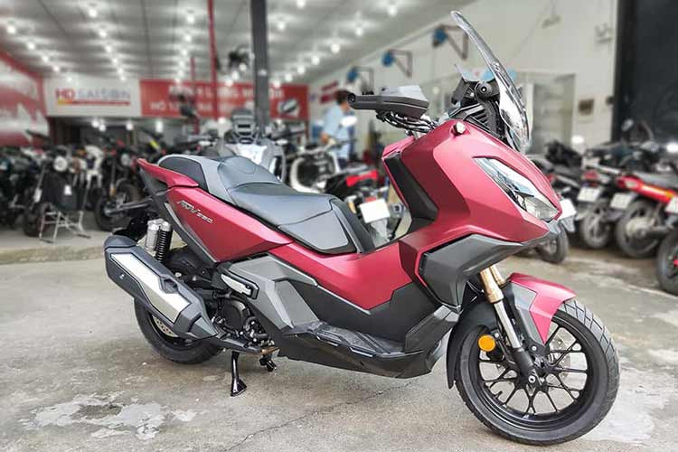 Mức gía xe Honda ADV 350 từ 181.900 Baht cho phiên bản tiêu chuẩn và 183.900 Baht cho bản có hệ thống điều khiển bằng giọng nói HSVC. Với mức giá tại Thái Lan đem quy đổi sang tiền Việt sẽ tương đương từ 115 - 120 triệu đồng. Như vậy, Honda ADV 350 về Việt Nam giá cao gấp gần 3 lần so với ở Thái Lan.