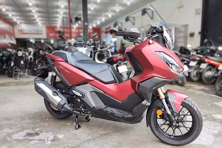 Mức gía xe Honda ADV 350 từ 181.900 Baht cho phiên bản tiêu chuẩn và 183.900 Baht cho bản có hệ thống điều khiển bằng giọng nói HSVC. Với mức giá tại Thái Lan đem quy đổi sang tiền Việt sẽ tương đương từ 115 - 120 triệu đồng. Như vậy, Honda ADV 350 về Việt Nam giá cao gấp gần 3 lần so với ở Thái Lan.