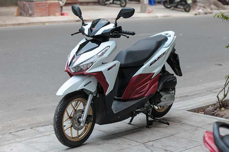 Honda Click 125i nhập Thái Lan sủ dụng động cơ eSP xi-lanh dung tích 124.8cc làm mát bằng dung dịch. Khối động cơ này sản sinh công suất tối đa là 11.2 kW tại 8.500 vòng/phút và mô-men xoắn cực đại là 11.16 Nm tại 6.500 vòng/phút. Các trang bị trên xe cũng khá cơ bản với phanh đĩa trước, tang trống sau có hệ thống CBS đảm bảo an toàn.