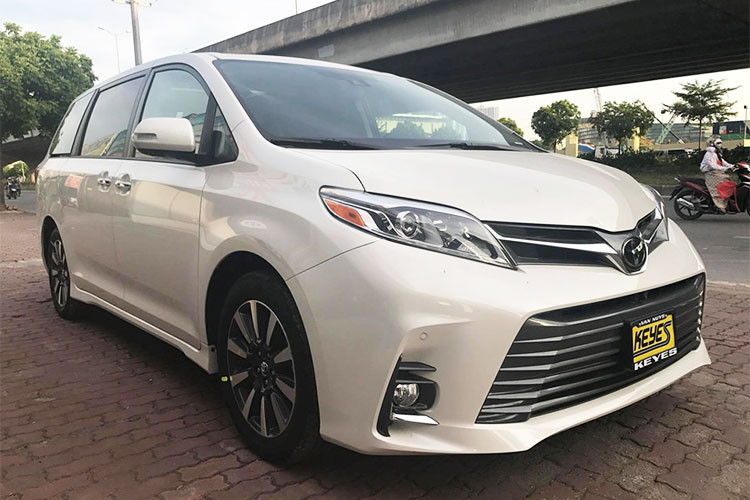 Tại thị trường Đông Nam Á, hãng xe Toyota chỉ phân phối dòng Alphard, do vậy những khách hàng muốn sở hữu Sienna không còn cách nào khác phải thông qua các đại lý tư nhân. Xe Toyota Sienna 2018 tại Mỹ có đến 7 phiên bản, trong đó Limited là bản cao cấp nhất với giá bán tiêu chuẩn 43.835 USD. Khi về đến Việt Nam, chiếc xe được “hét giá” lên đến hơn 4,3 tỷ đồng vì là hàng hiếm.
