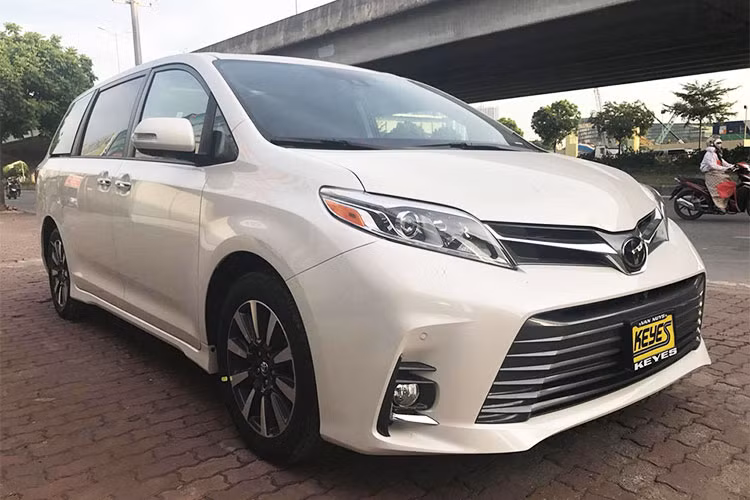 Tại thị trường Đông Nam Á, hãng xe Toyota chỉ phân phối dòng Alphard, do vậy những khách hàng muốn sở hữu Sienna không còn cách nào khác phải thông qua các đại lý tư nhân. Xe Toyota Sienna 2018 tại Mỹ có đến 7 phiên bản, trong đó Limited là bản cao cấp nhất với giá bán tiêu chuẩn 43.835 USD. Khi về đến Việt Nam, chiếc xe được “hét giá” lên đến hơn 4,3 tỷ đồng vì là hàng hiếm.