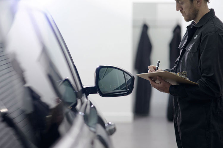 Ngoài ra, nếu có vấn đề phát sinh trong quá trình kiểm tra sẽ được sửa chữa bằng thiết bị và công nghệ tiên tiến nhất bởi nhân viên kỹ thuật được đào tạo bài bản, sử dụng phụ tùng chính hãng của Jaguar Land Rover.