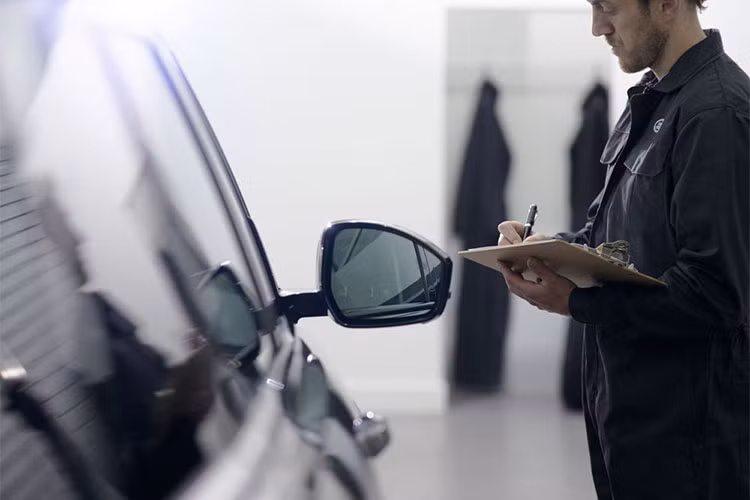 Ngoài ra, nếu có vấn đề phát sinh trong quá trình kiểm tra sẽ được sửa chữa bằng thiết bị và công nghệ tiên tiến nhất bởi nhân viên kỹ thuật được đào tạo bài bản, sử dụng phụ tùng chính hãng của Jaguar Land Rover.