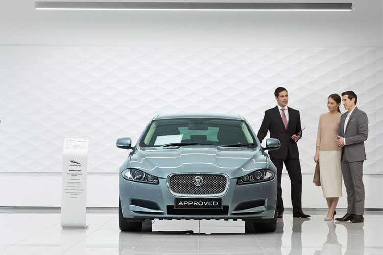 Chế độ bảo hành 24 tháng tương đương với thời gian bảo hành xe mởi chỉ sử dụng phụ tùng chính hãng Jaguar Land Rover. Bao gồm sửa chữa đột suất về sự cố liên quan đến cơ khí và lỗi về điện và được thực hiện bởi nhân viên kỹ thuật được đào tạo bài bản. Chế độ bảo hành bao gồm tối thiểu 2 năm và các yêu cầu bồi hoàn sẽ được thực hiện theo hóa đơn liên quan tại các nhà phân phối chính hãng của Jaguar Land Rover.