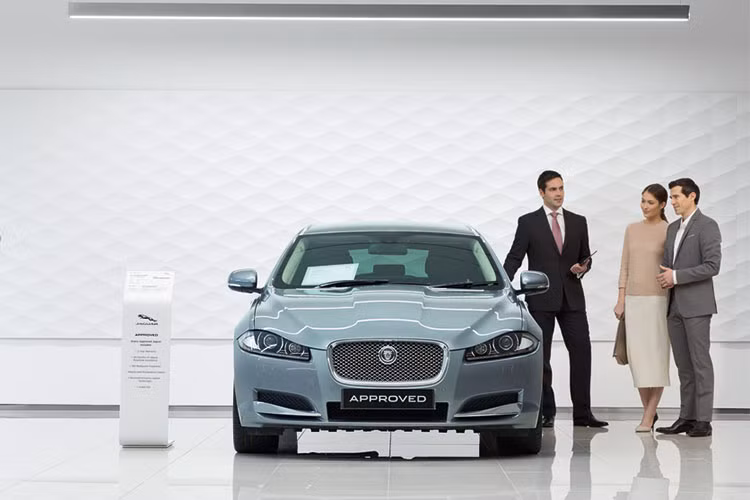 Chế độ bảo hành 24 tháng tương đương với thời gian bảo hành xe mởi chỉ sử dụng phụ tùng chính hãng Jaguar Land Rover. Bao gồm sửa chữa đột suất về sự cố liên quan đến cơ khí và lỗi về điện và được thực hiện bởi nhân viên kỹ thuật được đào tạo bài bản. Chế độ bảo hành bao gồm tối thiểu 2 năm và các yêu cầu bồi hoàn sẽ được thực hiện theo hóa đơn liên quan tại các nhà phân phối chính hãng của Jaguar Land Rover.