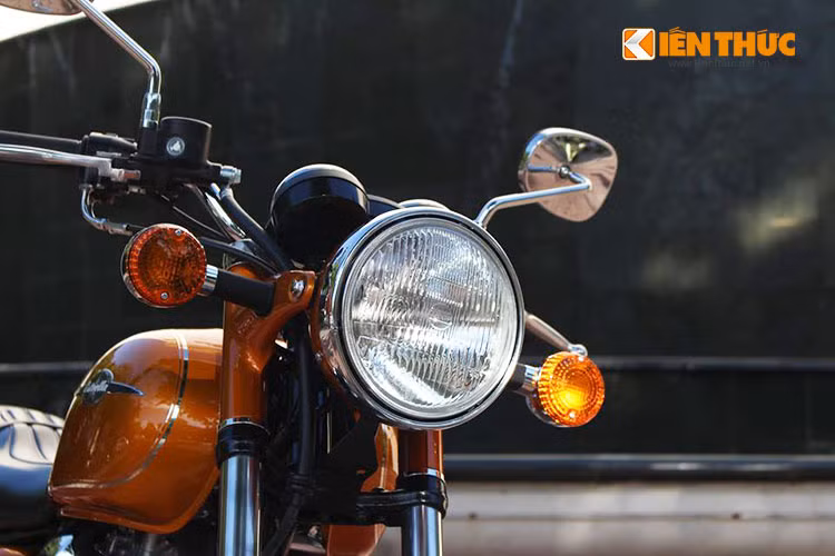 Xe sở hữu cụm đèn pha trước tròn kiểu cũ, hai xi nhan cùng cặp gương cổ điển không thể lẫn được của dòng xe này.