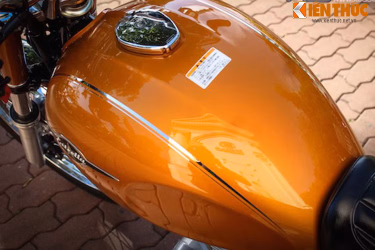 Mặt bình xăng rộng và mềm mại với dung tích lớn.