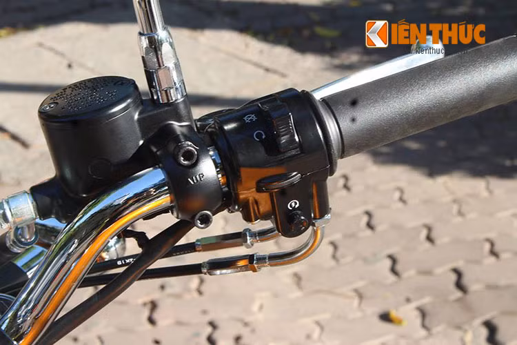 Cụm điều khiển bên trái với hệ thống đề, công tắc khởi động.