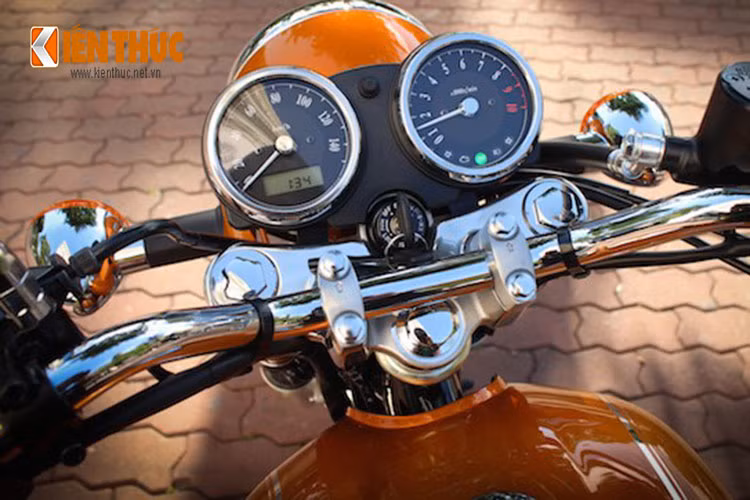 Vẻ cổ điển không chỉ thể hiện ở kiểu dáng mà còn thể hiện với công-tơ-mét tròn đơn giản.