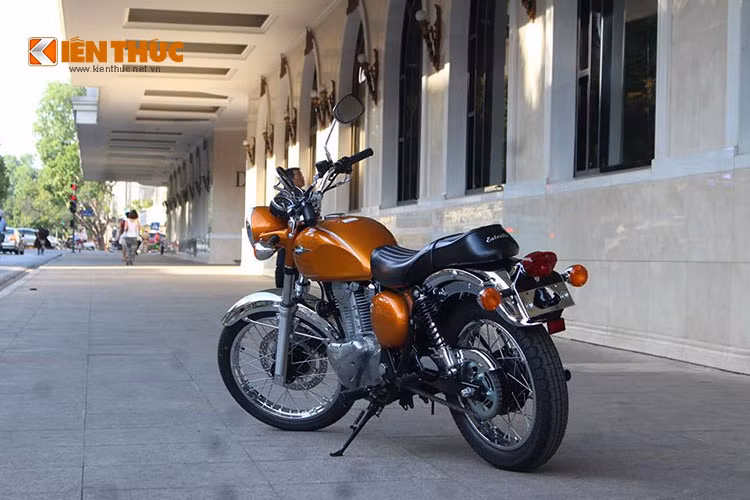 Xe sở hữu hệ thống treo gồm phuộc trước dạng ống lồng 39 mm và giảm xóc sau dùng giảm chấn hiệu ứng kép với lò xo ống lồng. Đi kèm với đó là phanh đĩa trước đường kính 330mm.