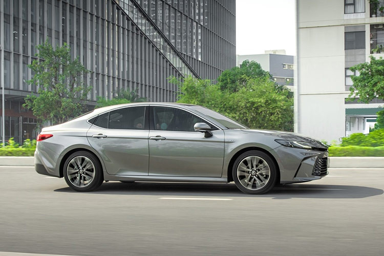 Giá xe Toyota Camry 2024 hoàn toàn mới giữ nguyên như công bố trước đó, dao động từ 1,22 - 1,53 tỷ đồng cho 3 tùy chọn phiên bản. Riêng tùy chọn màu ngoại thất trắng ngọc trai và xám ánh kim, giá xe sẽ cao hơn 12 triệu đồng.