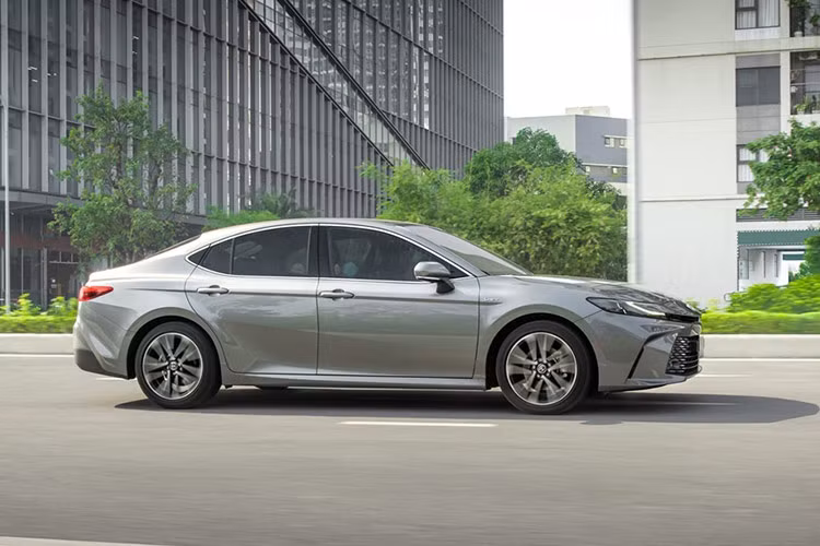 Giá xe Toyota Camry 2024 hoàn toàn mới giữ nguyên như công bố trước đó, dao động từ 1,22 - 1,53 tỷ đồng cho 3 tùy chọn phiên bản. Riêng tùy chọn màu ngoại thất trắng ngọc trai và xám ánh kim, giá xe sẽ cao hơn 12 triệu đồng.