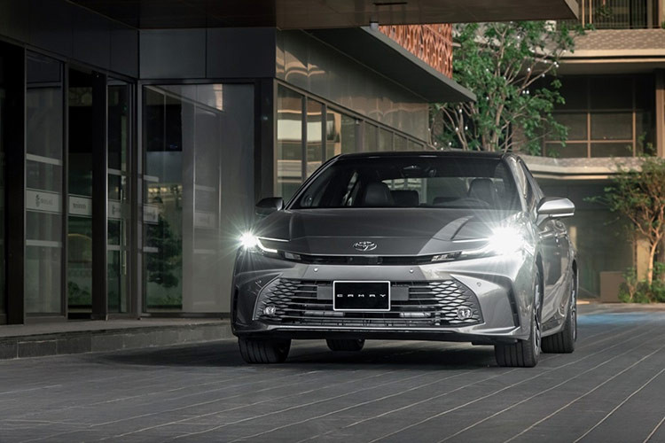 Ở chiều ngược lại, Toyota Camry đã có tháng 11 đáng quên khi doanh số chỉ đạt 23 xe, giảm tới 69,7% so với kỳ báo cáo tháng 10. Mức giảm sâu không chỉ khiến Camry lần đầu đánh mất vị trí số 1 phân khúc, mà còn ghi danh vào top bán ít nhất thị trường.