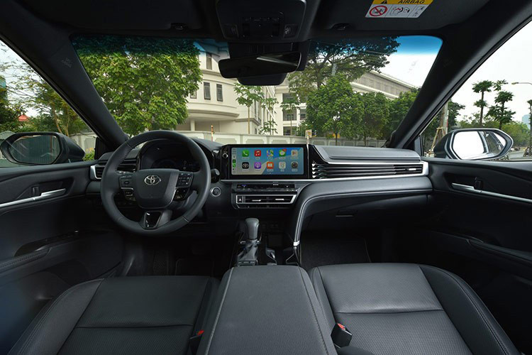 Doanh số Toyota Camry giảm mạnh ở tháng vừa qua là vì phía đại lý dọn kho những chiếc xe đời cũ, đón thế hệ hoàn toàn mới. Trong khi người mua có tâm lý chờ đợi bản mới để được trải nghiệm thiết kế, trang bị cũng như công nghệ mới trên xe.