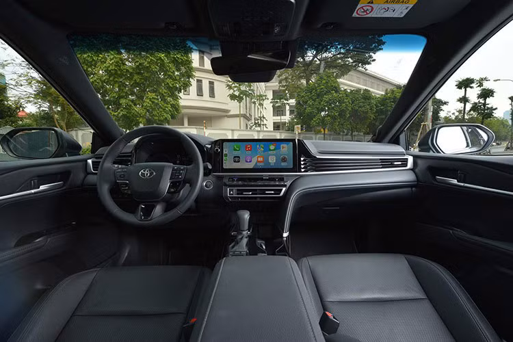 Doanh số Toyota Camry giảm mạnh ở tháng vừa qua là vì phía đại lý dọn kho những chiếc xe đời cũ, đón thế hệ hoàn toàn mới. Trong khi người mua có tâm lý chờ đợi bản mới để được trải nghiệm thiết kế, trang bị cũng như công nghệ mới trên xe.