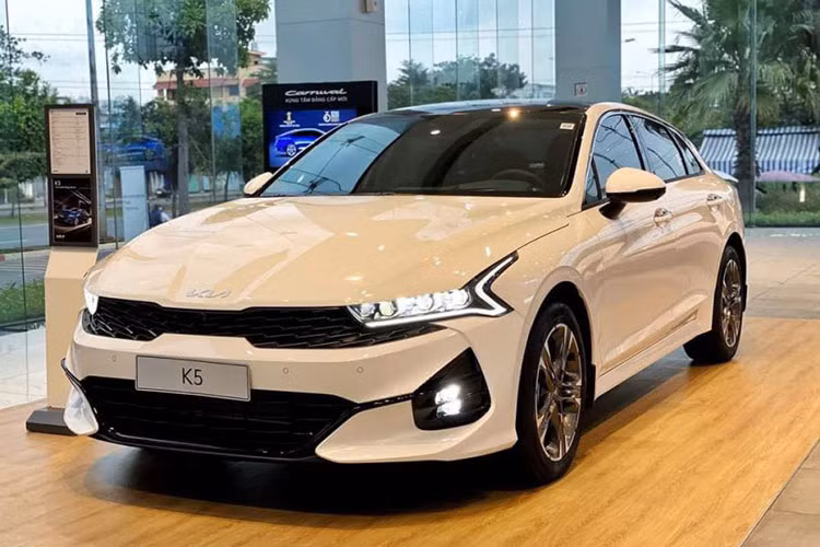 Được hưởng lợi từ pha "ngã ngựa" của Toyota Camry, KIA K5 đã vươn từ vị trí thứ 3 lên đứng hàng á quân phân khúc dù doanh số giảm 2,7% theo tháng.