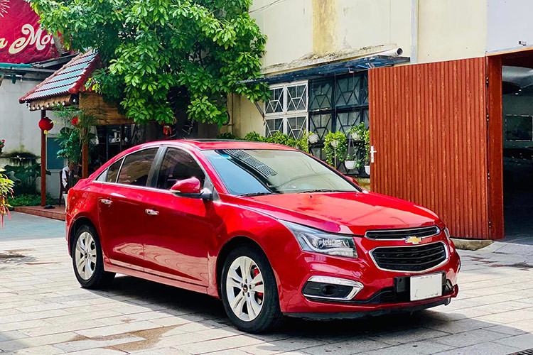  Chevrolet Cruze 2015 – 2017 Chevrolet Cruze là một trong số ít sedan hạng C nằm trong nhóm xe cũ tầm dưới 300 triệu còn khá mới. Nguyên nhân do Cruze mới đã dừng bán ở Việt Nam nên xe cũ xuống giá nhanh.