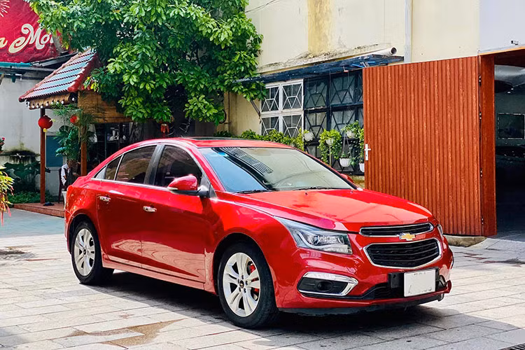  Chevrolet Cruze 2015 – 2017 Chevrolet Cruze là một trong số ít sedan hạng C nằm trong nhóm xe cũ tầm dưới 300 triệu còn khá mới. Nguyên nhân do Cruze mới đã dừng bán ở Việt Nam nên xe cũ xuống giá nhanh.