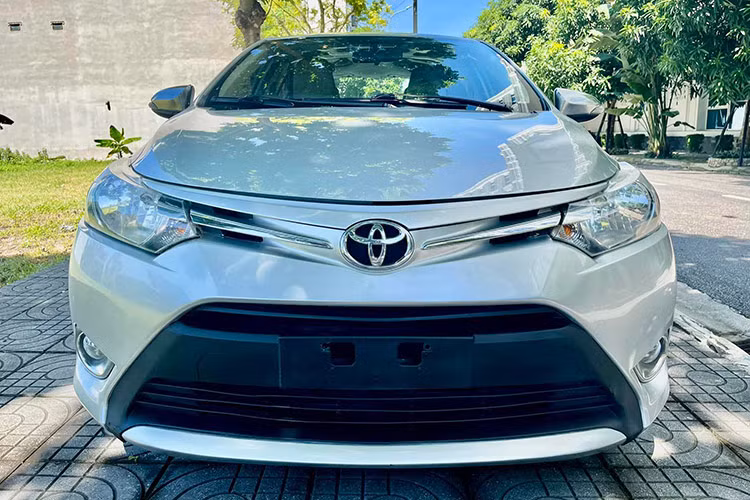  Toyota Vios 2014 – 2016 Toyota Vios là một trong các lựa chọn hàng đầu khi nói đến có 300 triệu nên mua xe cũ gì. Độ phủ sóng khủng mà Vios đạt được đã đủ để chứng minh sức thuyết phục của “ông hoàng doanh số” này. Tuy hiện nay ở thị trường xe hơi mới, tầm ảnh hưởng của Vios không còn như trước nhưng với ôtô cũ thì đây vẫn là cái tên được tín nhiệm nhất. 