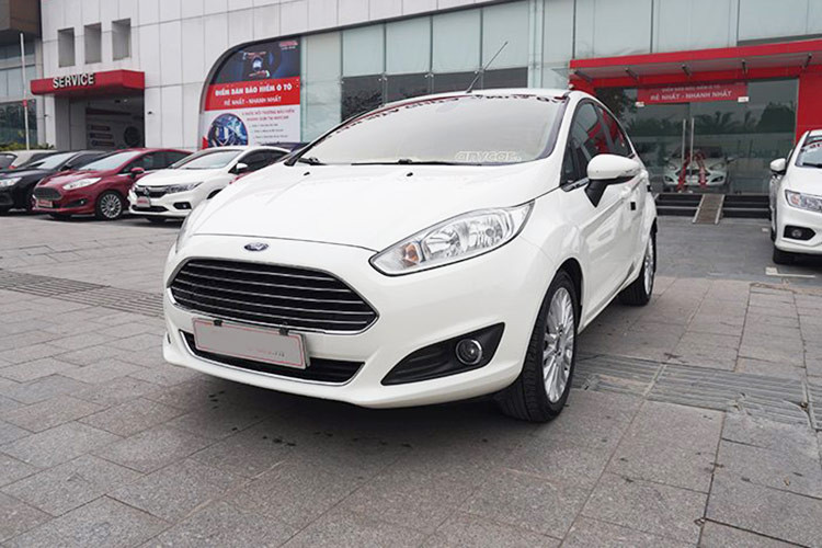  Ford Fiesta 2016 – 2018 Ford Fiesta là một mẫu xe hơi hạng B có cả phiên bản sedan lẫn hatchback. Nếu đang phân vân 300 triệu mua xe ôtô cũ gì mạnh mẽ, cứng cáp thì Fiesta là cái tên đáng để tham khảo. Fiesta được thừa hưởng nhiều ưu điểm của xe Ford, trong đó đáng kể đến nhất là “DNA mạnh mẽ” thể hiện rõ từ kiểu dáng đến vận hành..