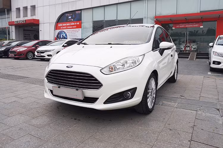  Ford Fiesta 2016 – 2018 Ford Fiesta là một mẫu xe hơi hạng B có cả phiên bản sedan lẫn hatchback. Nếu đang phân vân 300 triệu mua xe ôtô cũ gì mạnh mẽ, cứng cáp thì Fiesta là cái tên đáng để tham khảo. Fiesta được thừa hưởng nhiều ưu điểm của xe Ford, trong đó đáng kể đến nhất là “DNA mạnh mẽ” thể hiện rõ từ kiểu dáng đến vận hành..