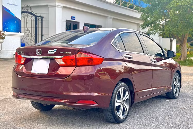 Mua xe cũ tầm 300 triệu hiện có thể chọn các đời Honda City 2014 – 2016. Tuy những đời này không quá mới nhưng đa phần còn tốt. Bởi City vốn có độ bền cao, sau thời gian dài sử dụng vẫn giữ được phong độ ổn định.