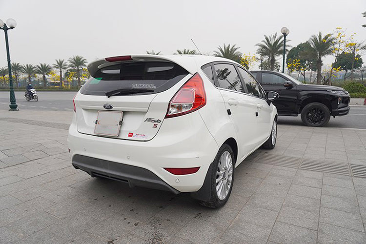 Thiết kế xe hút mắt bởi dáng vẻ cứng cáp, thể thao. Fiesta có hai tuỳ chọn động cơ 1.5L và 1.0L Ecoboost. Cả hai bản động cơ này đều cho công suất thuộc hàng cao nhất phân khúc. Nhờ đó mà xe có được khả năng tăng tốc tốt, nhất là không bị đuối ở dải tốc cao như nhiều xe hạng B khác